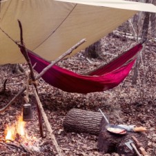 テントも持たないシンプルなキャンプを。ブッシュクラフトキャンプ体験ツアー