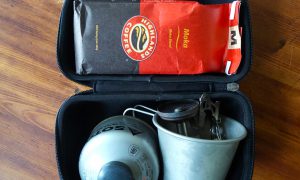 山で重宝しまくる万能小物ケースは、シンプル極まるゴーグルケースだった