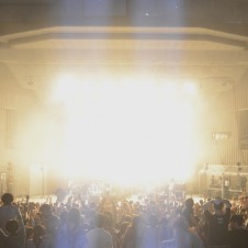 野外が気持ちいい季節。緑に囲まれた野音でのライブなら、さらに気持ちよし！