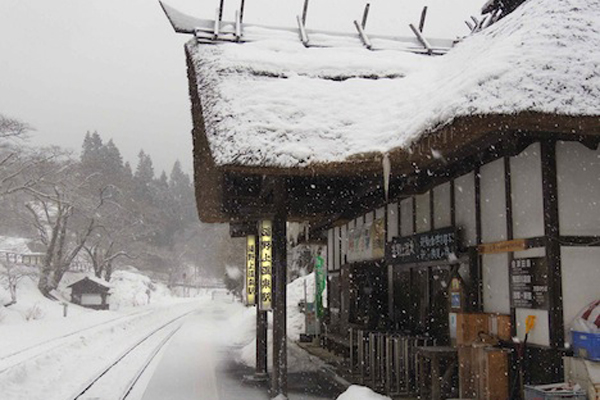 湯野上温泉駅 降り積もる雪