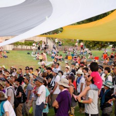 富山のホットフィールドで、ライブ越しに日本海に沈む夕陽を見ないか？