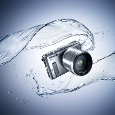 ついに登場！ 防水・耐衝撃レンズ交換式デジタルカメラ「Nikon 1 AW1」