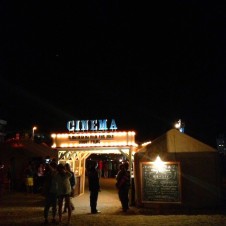 夕暮れのビーチで世界の名作を観る映画祭開催中