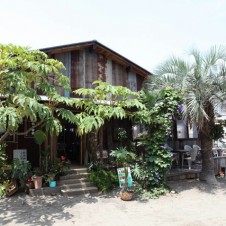 野外にマッチするグッドミュージックを紹介するタフビーツ。レーベル10周年フェスを、横須賀の海岸で開催。