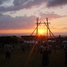 最高の夕陽が待っている。ホットフィールドで、今年の夏のエンディングを。