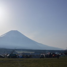 来年夏、日本史上最大の野外ライブが某山麓にて開催!?
