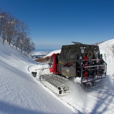 広大なエリアを丸一日、数名だけで滑る贅沢なキャットツアー