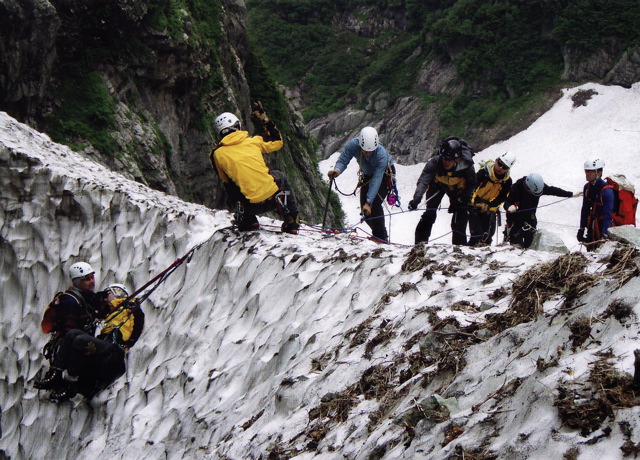 最近注目の山岳警備隊は、人気の職業だ。安全と命にかかわる仕事だけに厳しい世界でもある。登山者を助けたいという、熱い気持ちが原動力だ。