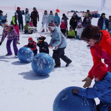 走って転んで雪まみれ！ 3月21日は子ども雪上運動会