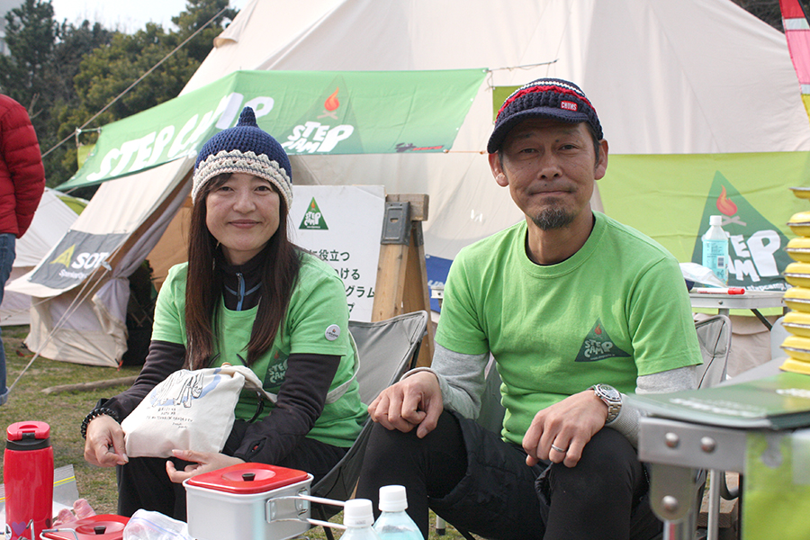 STEP CAMPサポーターの仙田さんご夫妻。STEP CAMPのプログラムをやさしくレクチャーしてくれます