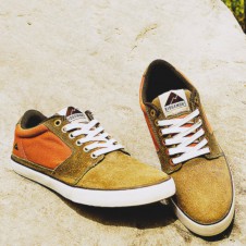 フェスに最適！ アウトドア仕様のシンプルデザインシューズ