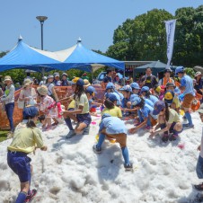 今年も真夏の雪で大はしゃぎ。「雪でアソビナ」はいよいよ7月26日開催！
