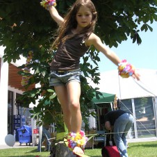 さわやかな秋晴れにはスラックライン。ただ乗るだけで気持ちがいいってホント？