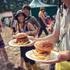 アタれば大きい!? フェス飯最高峰の場へご自慢メニューで切り込め