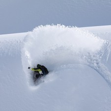 ニセコ発の世界的なムーブメント！ 「スノーサーフィン」道場に入ってみた