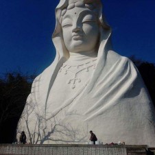 春分の日に開催されるアースデイ大船観音。地球を考え、平和を願う場所。