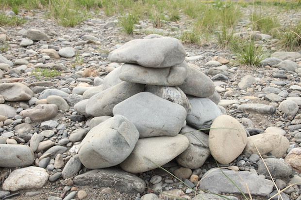 石を拾って５分で完成 かまど の作り方と考え方 Akimama アウトドアカルチャーのニュースサイト
