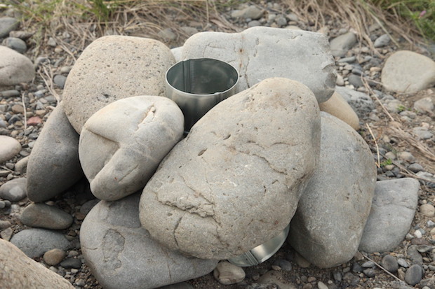 石を拾って５分で完成 かまど の作り方と考え方 Akimama アウトドアカルチャーのニュースサイト
