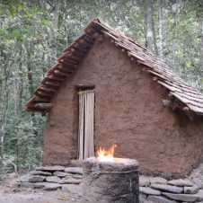 【海外】続・ひとりダッシュ村。ジャングルでDIYの青年、暖房付き一軒家を建てる