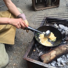 キャンプに中華鍋がいいのは本当か！？ 料理家・山戸ユカさんの教えを検証してみた
