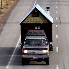 【海外】小さなトレーラーハウスで旅に出る「Livin’ Tiny: A Quest For Powder」