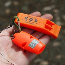 防災に、アウトドア遊びに、必需品の「ホイッスル」。地味だけど持っておくべきアイテムのひとつ