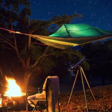 一日2組限定の空中テントグランピング。「星降る森の空中テント」