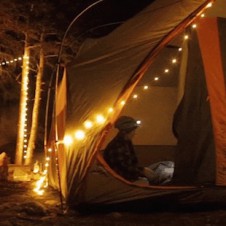 【海外】フェスやキャンプに！ バッテリーで点灯できるロープ状のLEDライト「REVEL GEAR」
