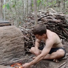 【海外】ひとりダッシュ村の人、作業効率を上げるために窯を備えた作業小屋を建造。屋根瓦も焼きます