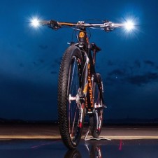 【海外】前後はもちろん、左右からの視認性もアップ。見た目もスマートな自転車用ライト「LUMMA」