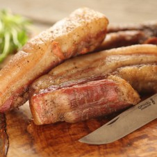 焚き火のついでに作る極上おつまみ。１日でできる「お手軽ベーコン」（庭でも作れるよ！）