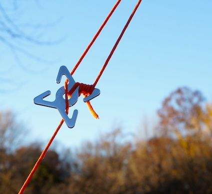 決して投げないで！〟と注意書きされた忍者なキャンプ道具が登場