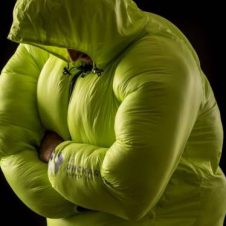 【海外】小型軽量！ 万一の際は自分で保温材を詰めるサバイバル的発想のジャケット「The Hideaway」