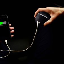 【海外】ぐりぐり回してスマートフォンを充電する、野球ボールサイズの発電機「HandEnergy」