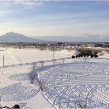 青森県・田舎館村の雪に覆われた田んぼに、足だけで描いたスノーアートがスゴすぎる！！