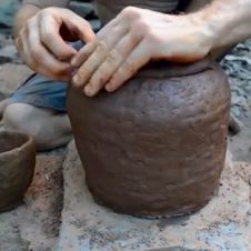 【海外】シロアリの巣は陶器作りに最適！ 今回の「Primitive Technology」は炉と素焼きのお話