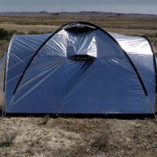 【海外】マジでビッカビカ！ 暑さや早朝の強い日差しを避けてゆっくり眠れる銀色テント「Siesta4」