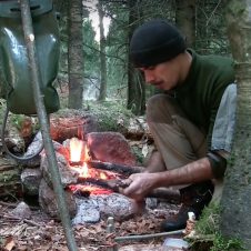 【海外】ハンドルネーム「Bushcraft Bear」が楽しむ、森の中でのシンプルなキャンプに寄り添うムービー