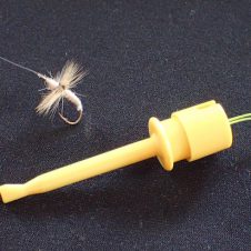 ぶきっちょ釣り師がオススメ！　J&Jの「コンビニ ツール」なら不器用でも毛鉤がひゅひゅっと結べるぞ