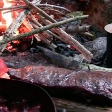 【海外】料理までも究極にシンプル。そのたき火料理がやたらと美味そうな「Bushcraft Bear」の動画