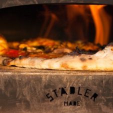 【海外】次のキャンプはピザパーティーだ！ 組み立て式薪オーブン「Städler Made」