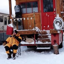 【海外】古い消防車を改造。冬を目一杯楽しんだ、プロスノーボーダーのキャンピングカーライフ