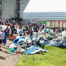 ゴミの散乱に残置テント。これでいいのか？　フジロックが世界一クリーンなフェスだと胸を張って言うために