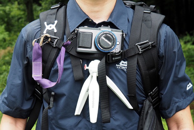 登山中のカメラの悩み 携帯方法を考える 取り出しやすく ブラブラしない チェストストラップ固定方法 Akimama アウトドアカルチャーのニュースサイト