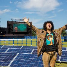 太陽光の電力だけで数万人を集めるビッグフェスを開催する。ソーラー武道館は世界で例を見ないトライを続けている