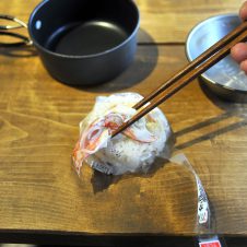 カニカマはがして何するの!? 「ものぐさおとこの山ごはん㉑」で出あうフワフワ食感の正体は……