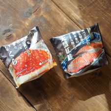 今おにぎりラインナップを強化しまくるローソンが熱い！「ものぐさおとこの山ごはん㉒」は鮭といくらの……