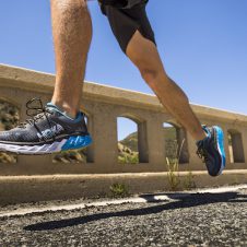 「HOKA ONE ONE」の進化系スタビリティシューズと全路面対応シューズがアップデート