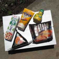 夏山向けの爽やか簡単レシピ！「ものぐさ男の山ごはん㉙」はシソ香る鮭のレモンバターごはん