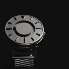 触れることで時を知る「さわる時計Bradley」。便利さとは真逆の選択に、究極の美しさを発見